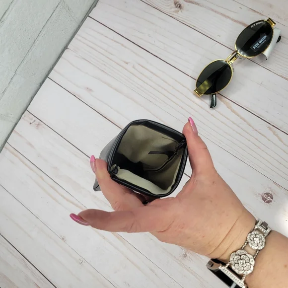 Steve Madden Mystie Gold Round Glasses with Faux Leather Pouch - Picture 4 of 4